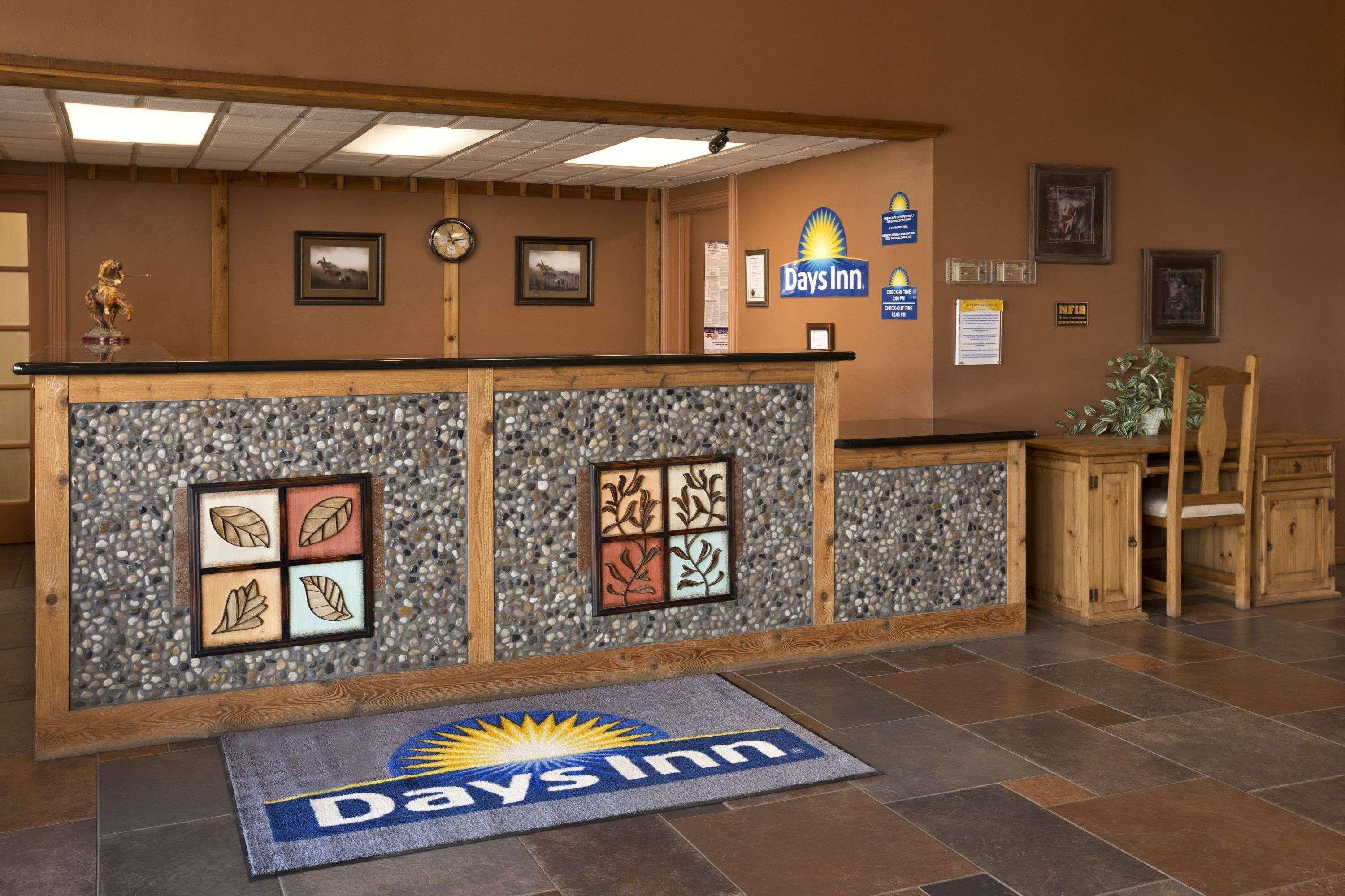 Days Inn By Wyndham Лотон Экстерьер фото