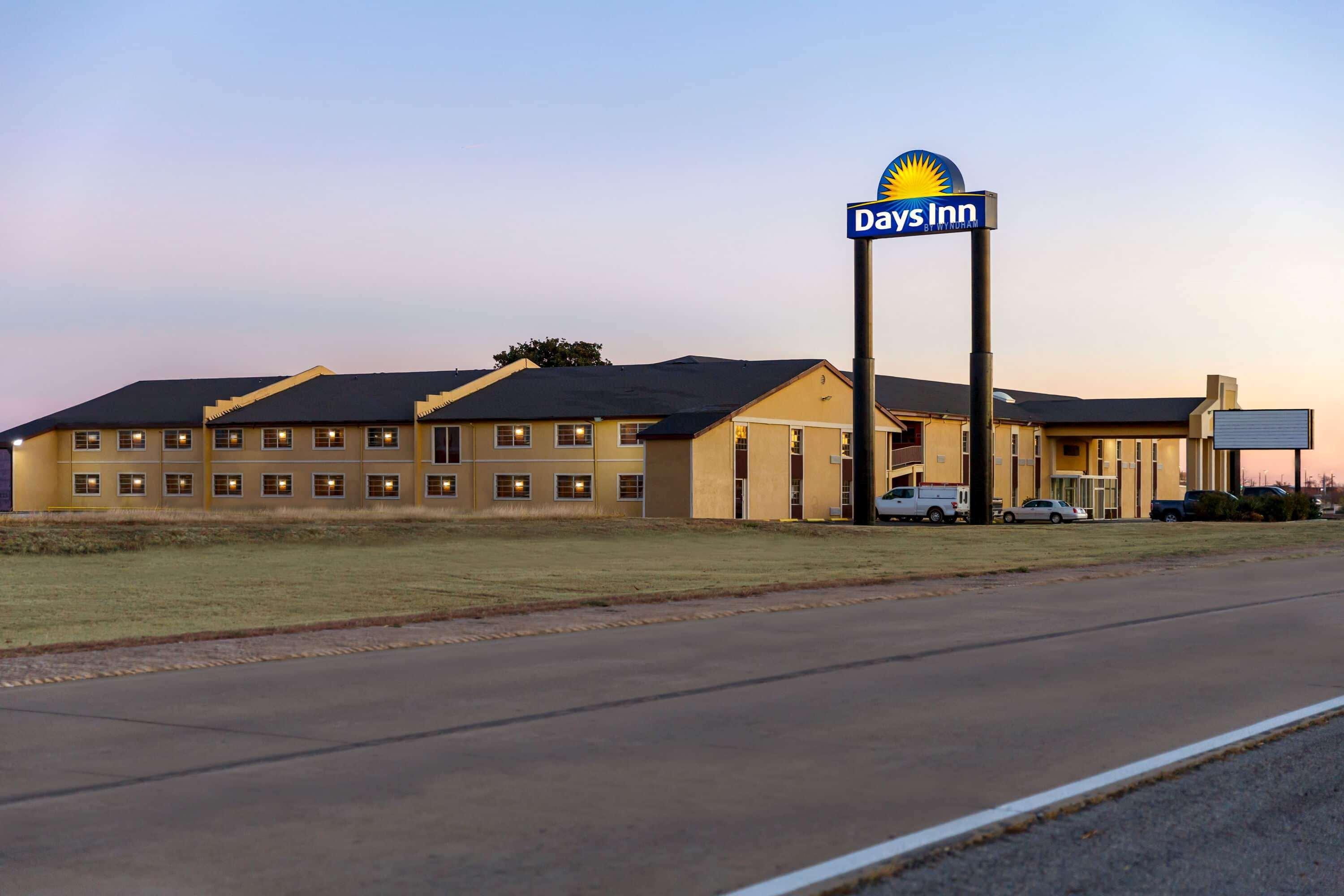 Days Inn By Wyndham Лотон Экстерьер фото