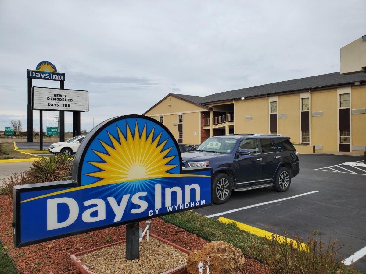 Days Inn By Wyndham Лотон Экстерьер фото